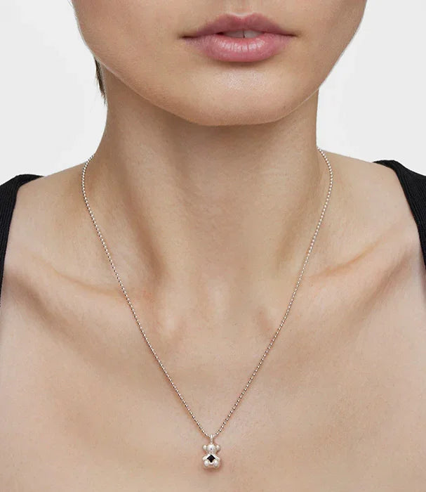 שרשרת כסף עדינה עם תליון מעוצב על דוגמנית, תכשיטי CHOZEN מבית קבוצת אלפא