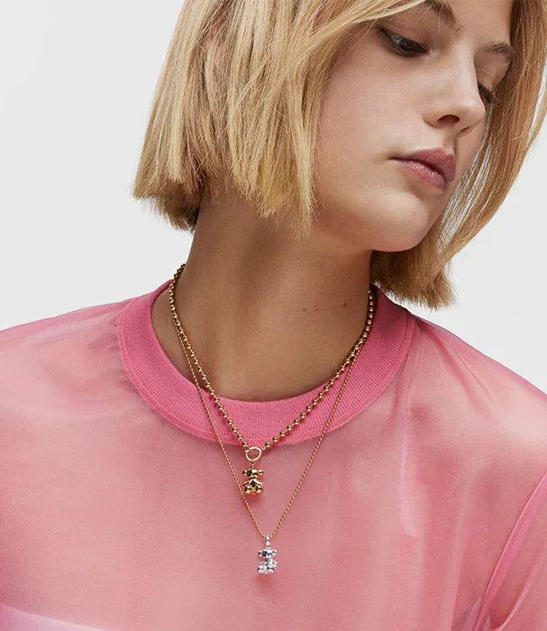 שרשרת זהב עם תליון דוב ושרשרת נוספת, על חולצת טי ורודה, קולקציית מותגים מובילים CHOZEN