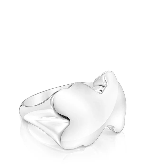 טבעת כסף מודרנית בעיצוב ייחודי, מבית CHOZEN, צילום על רקע לבן