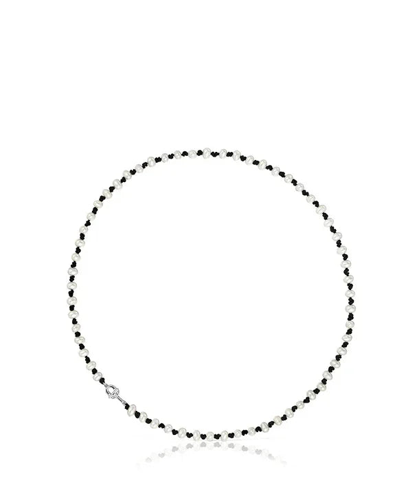 שרשרת חרוזים שחורים ולבנים בסגנון אלגנטי על רקע לבן, תכשיט יוקרתי מבית CHOZEN