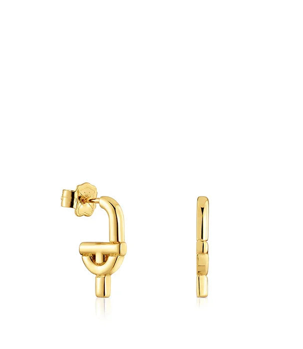 עגילי זהב מעוצבים מבית CHOZEN, עיצוב מודרני יוקרתי, צילום על רקע לבן כיופי