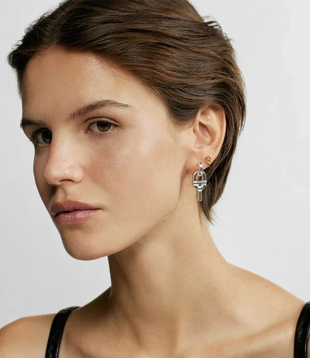 אישה עם עגילים כסופים מעוצבים, צילום תקריב לאופנה, CHOZEN מותגים מובילים