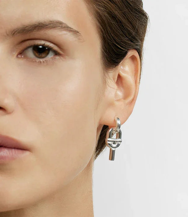 עגיל כסף מודרני לאישה, מצולם מקרוב, מותג אופנה CHOZEN