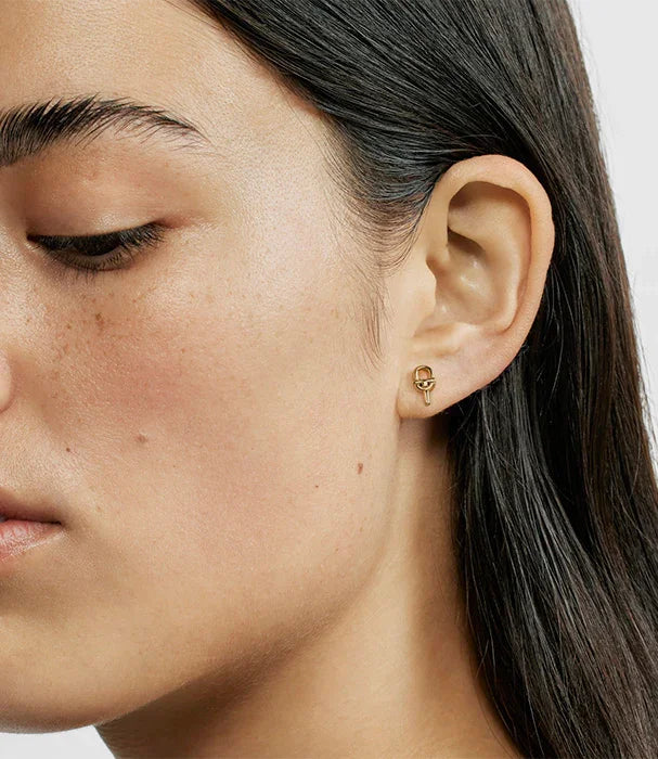 עגיל זהב קטן על אוזן אישה, תכשיטי אופנה CHOZEN, יבוא קבוצת אלפא