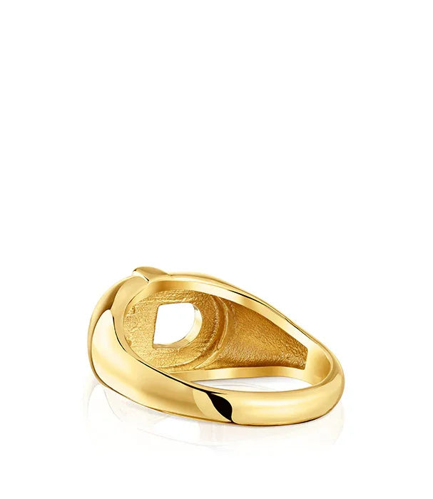 טבעת זהב מעוצבת עם חריטה עדינה, מבית CHOZEN, צילום על רקע לבן