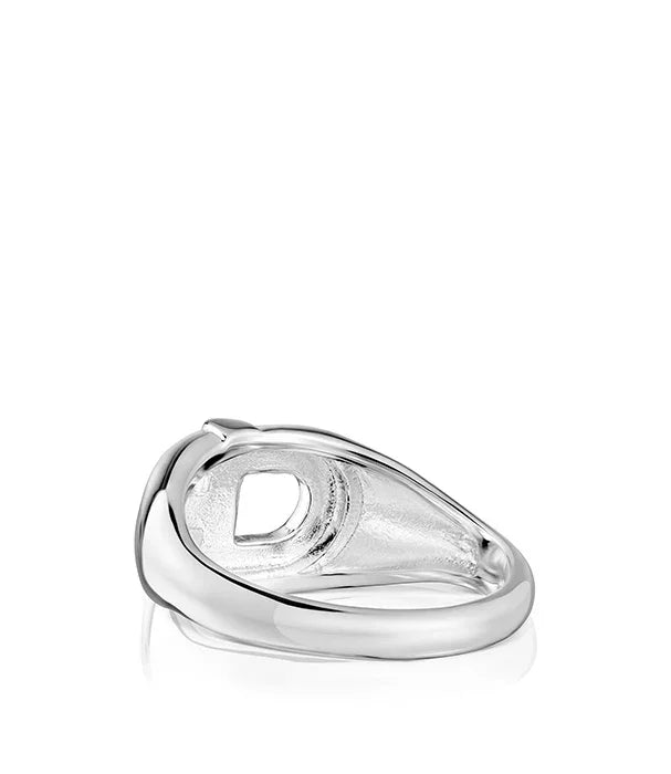 טבעת כסף יוקרתית בצילום תקריב על רקע לבן, מבית המותגים המובילים ב-CHOZEN