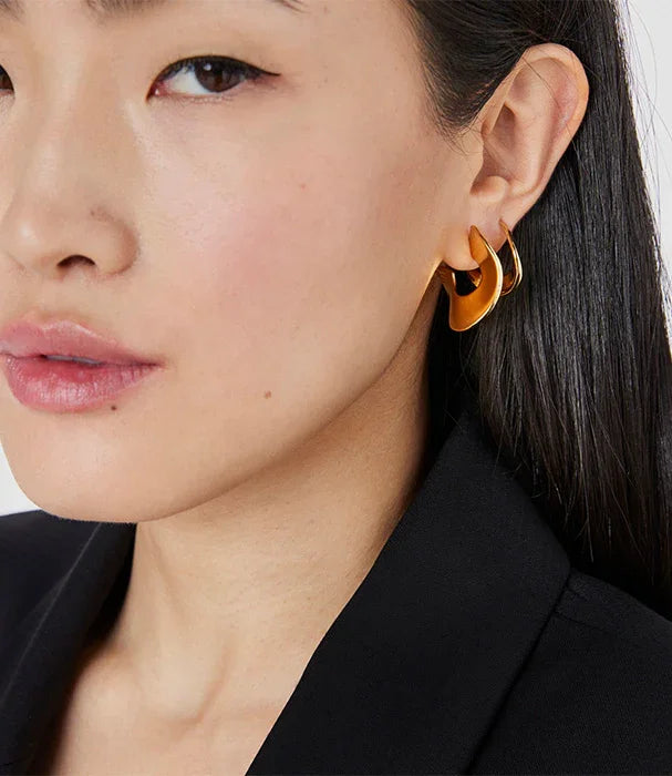 אישה עם עגילי חישוק זהב אלגנטיים, סטייל יוקרתי, מותג מהיבואן הרשמי CHOZEN