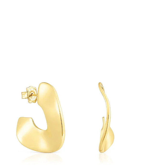 עגילי זהב מעוצבים מבית CHOZEN, עיצוב מודרני וייחודי, צילום על רקע לבן