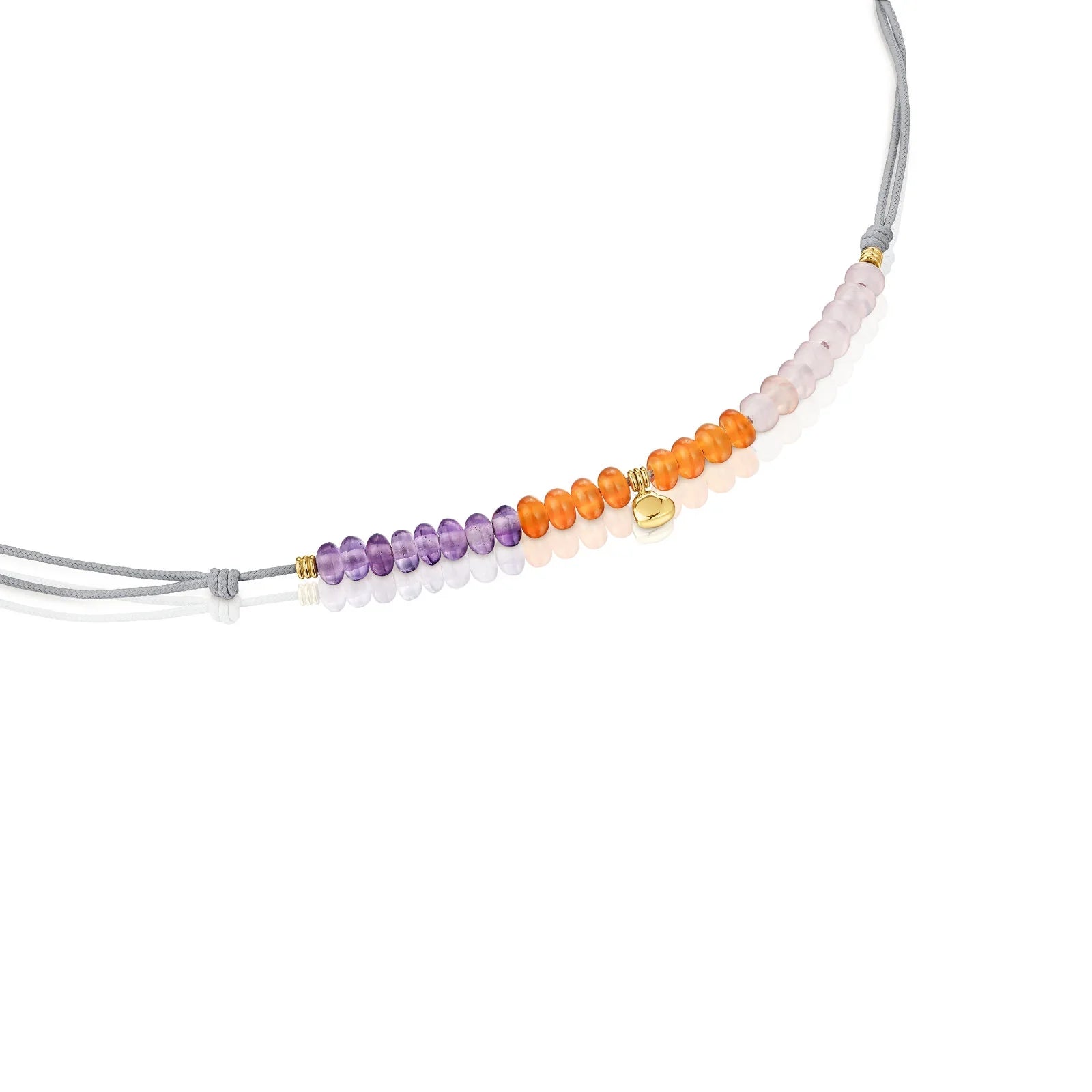צמיד חרוזים צבעוני עם תליון זהב עדין על חוט אפרפר, מבית CHOZEN קבוצת אלפא
