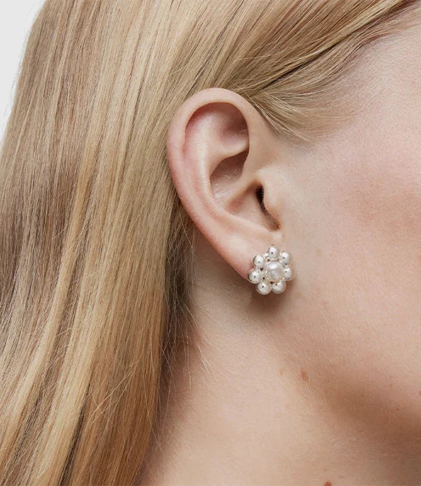 עגיל פרח פנינים יוקרתי על אוזן אישה, מותג תכשיטים CHOZEN