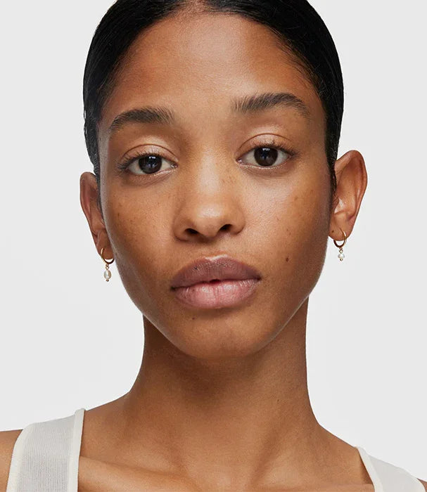 אישה עם עגילי זהב ותליון פנינה, תקריב פנים, צילום אופנה ל-CHOZEN