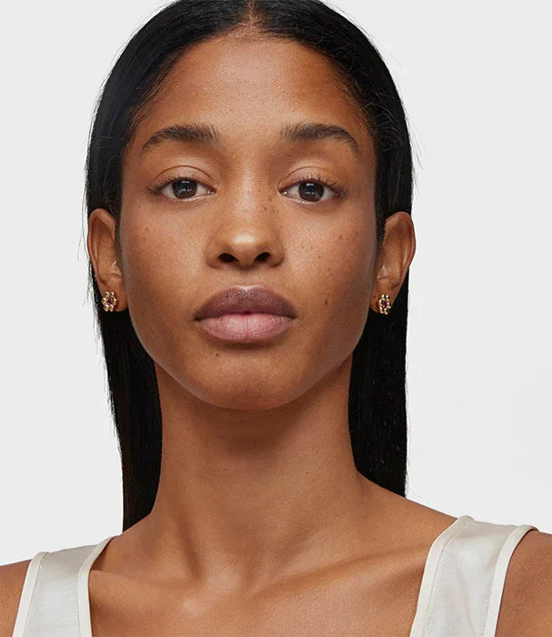 אישה עונדת עגילי זהב אופנתיים, צילום סטודיו, CHOZEN מותגים מובילים