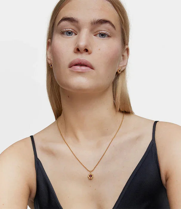 אישה עונדת שרשרת זהב עדינה ותכשיטי זהב, צילום לאתר CHOZEN, מותגים מובילים