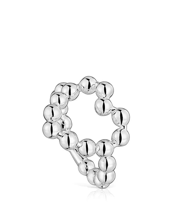 טבעת כסף בעיצוב חרוזים מבריקים של מותג אופנה, צילום נקי על רקע לבן ל-CHOZEN