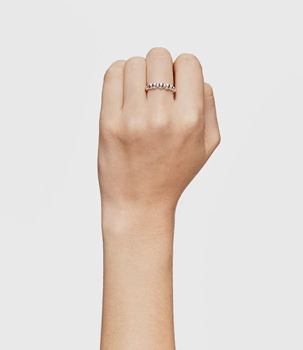 יד עם טבעת כסף קלאסית מחודשת, תכשיט איכותי CHOZEN לאישה