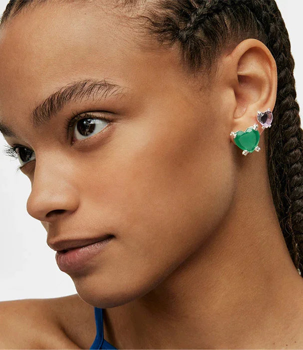 דוגמנית עם עגילי אבן ירוקה ולבנה, תקריב פנים, אתר CHOZEN מותגים מובילים