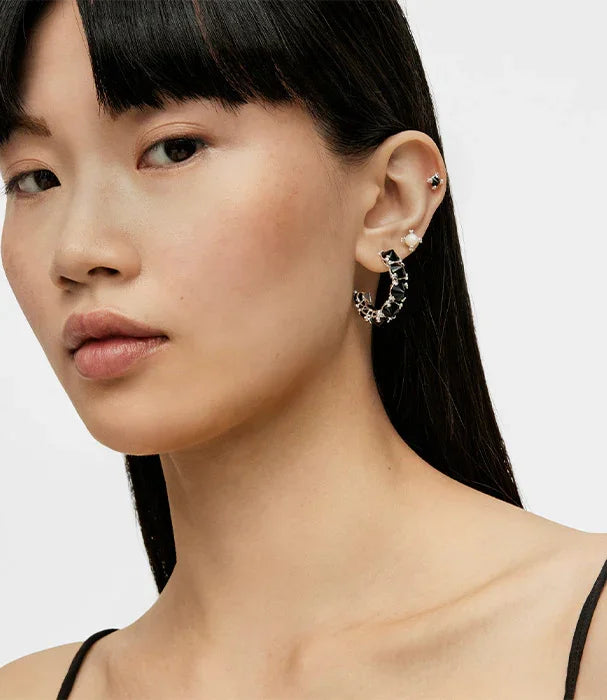 דוגמנית עונדת עגיל חישוק אופנתי לאישה, תכשיטים טרנדיים CHOZEN מבית קבוצת אלפא