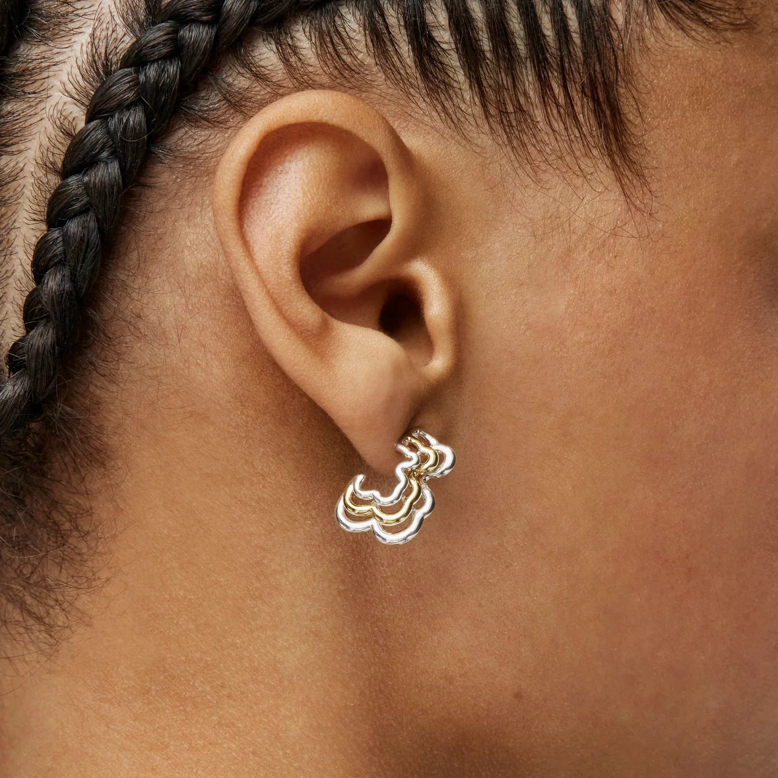 עגיל אופנתי מזהב על אוזן, תקריב מבית המותגים המובילים ב-CHOZEN