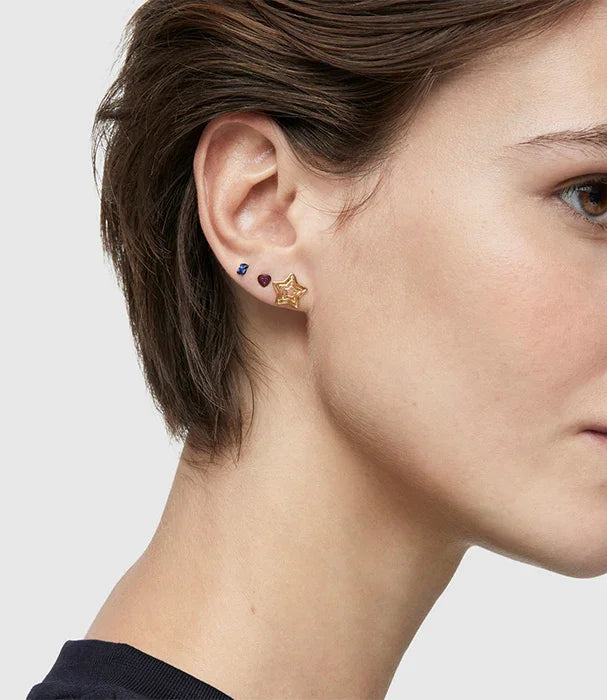 אישה עונדת עגילי כוכב זהב ואבני חן צבעוניות, תכשיטים יוקרתיים, CHOZEN