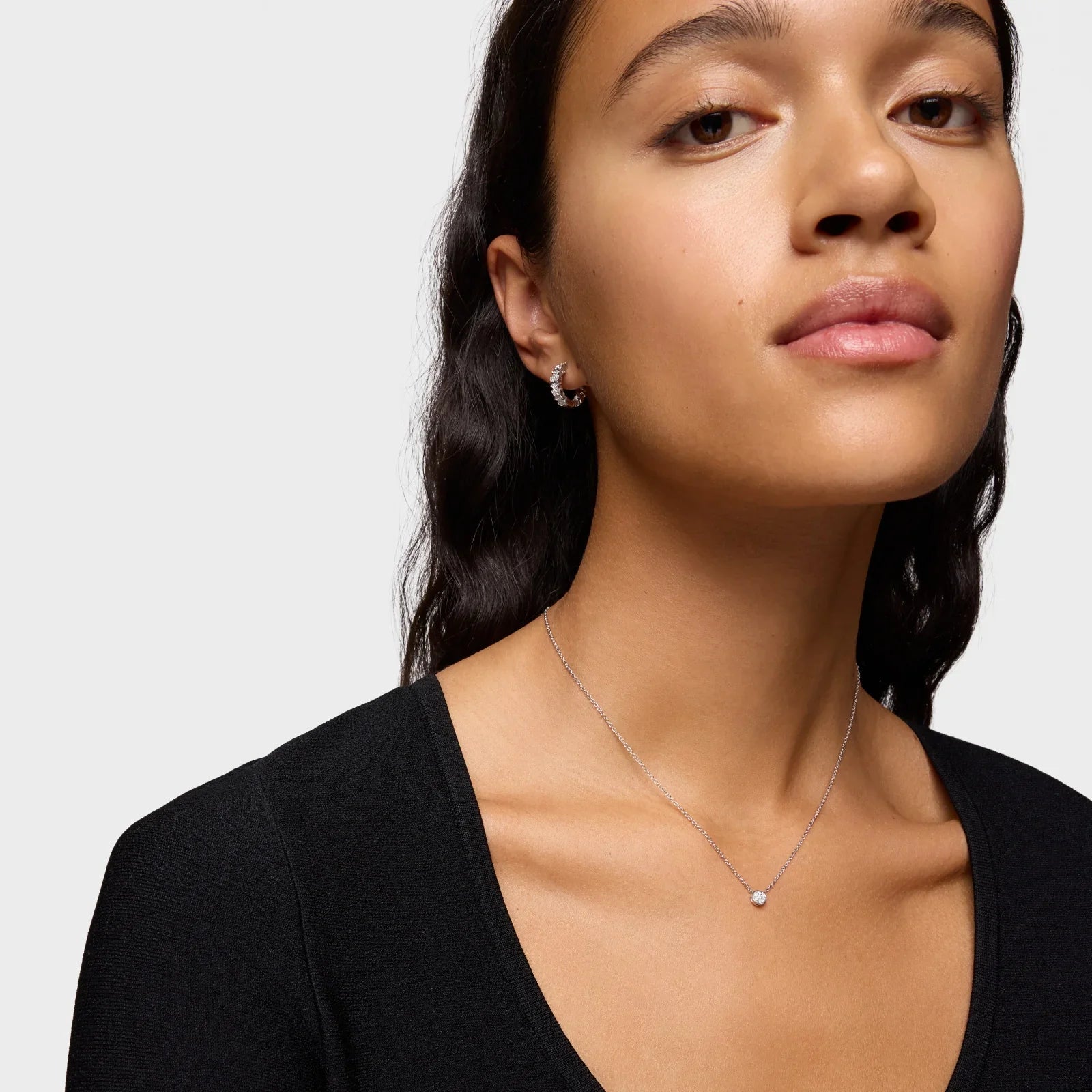 דוגמנית עונדת עגילי יהלום ושרשרת עדינה, צילום אופנה ל-CHOZEN מותגים מובילים