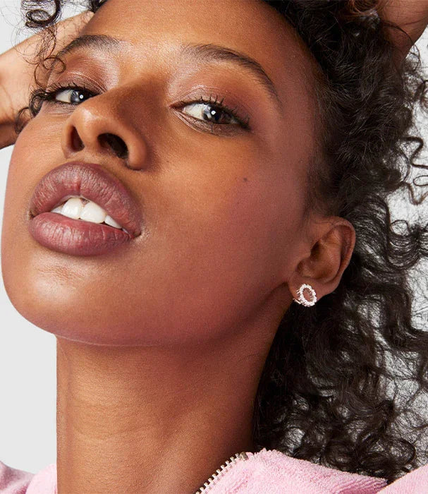 אישה עונדת עגיל נוצץ עם שיער מתולתל, תקריב אופנתי, CHOZEN מותג תכשיטים מוביל