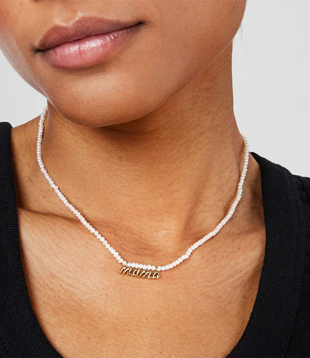 שרשרת חרוזים לבנים עם תליון זהב המילה 'mama' מבית CHOZEN, תכשיטים אופנתיים לנשים