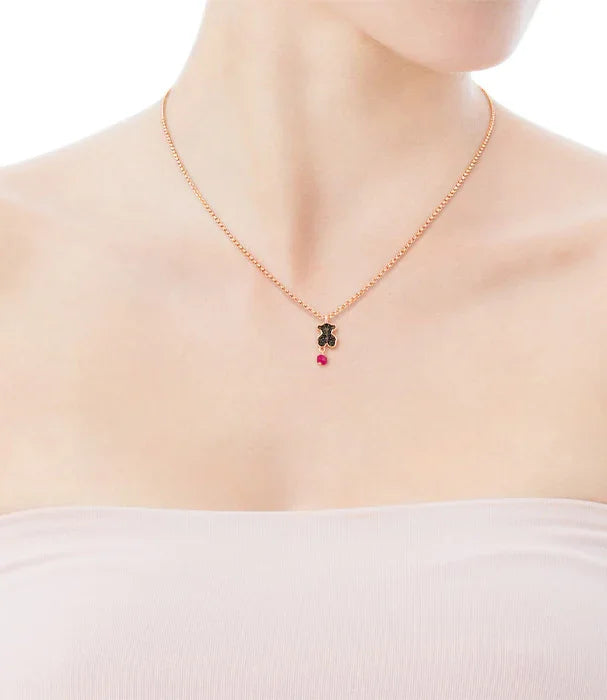 שרשרת זהב עדינה עם תליון דובי ושיבוץ אבן אדומה, מבית CHOZEN