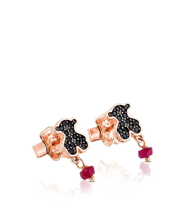 עגילי דובי מזהב ורוד עם אבני חן שחורות ואבן סגולה, אקססורי יוקרתי מבית CHOZEN