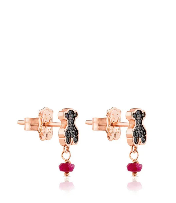 עגילי זהב ורוד בעיצוב דובי עם אבני חן שחורות ואבן אדומה, CHOZEN מותג תכשיטים