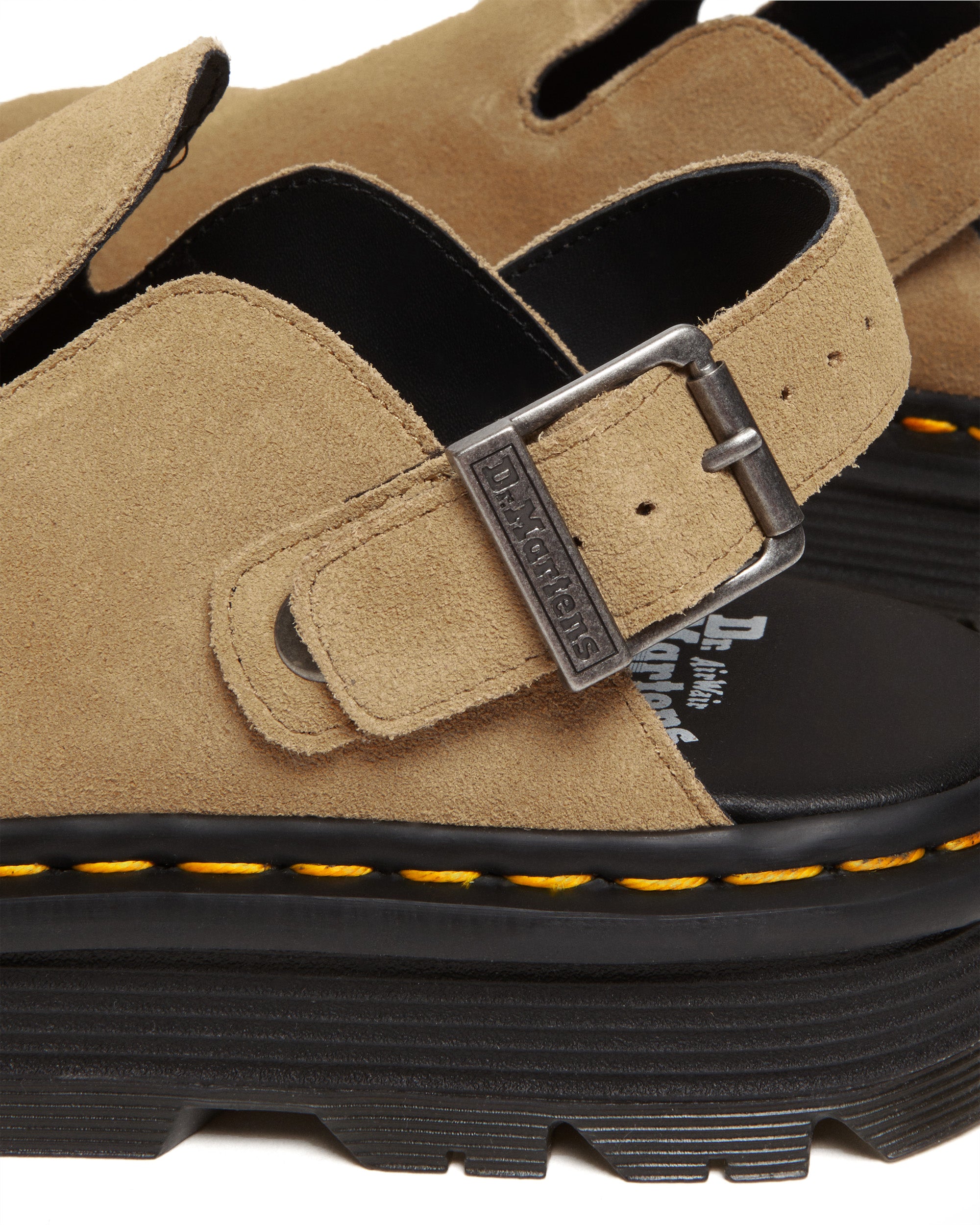 סנדלי עור זמש בז׳ עם סוליה עבה ותפר צהוב, סגירת אבזם מתכת