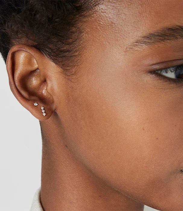 עגילי יהלום עדינים על אוזן דוגמנית מבית המותג CHOZEN קבוצת אלפא