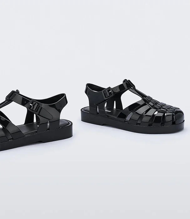 סנדלי גומי שחורים עם אבזמים יוקרתיים, עיצוב מודרני לגברים מבית CHOZEN