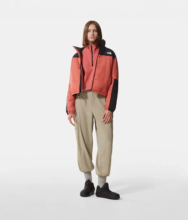 אישה לובשת מעיל נורת' פייס כתום ושחור, חולצה ותחתוני קז'ואל, מותגים מובילים CHOZEN