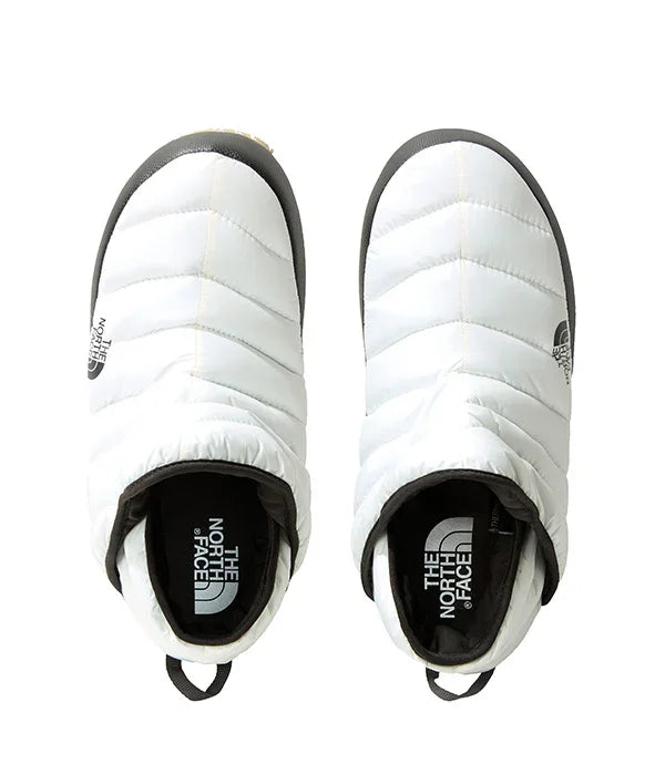 נעלי הבית הלבנות The North Face עם עיצוב מרופד, מותג בינלאומי מוביל ב-CHOZEN