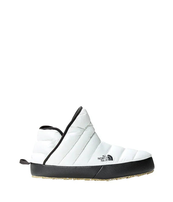 נעל בית לבנה The North Face לגברים, דגם מרופד, מוצג על רקע לבן באתר CHOZEN