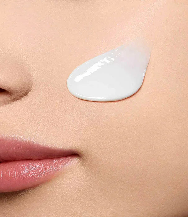 קרם לחות פנים איכותי של CHOZEN על לחי, עור חלק ובריא, טיפוח עור יוקרתי