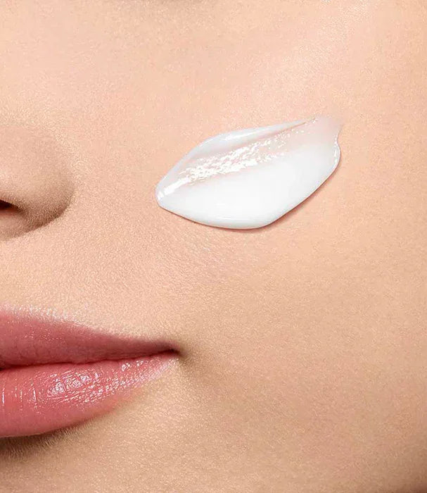 קרם לחות איכותי לפנים על עור חלק, מוצר טיפוח מהמותגים המובילים ב-CHOZEN