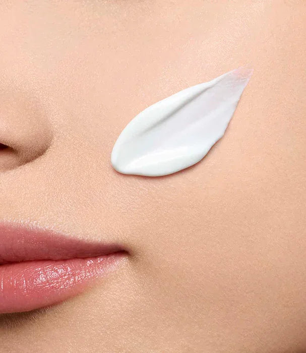 קרם לחות לפנים על עור חלק, קלוז אפ, מבית CHOZEN מותגים מובילים