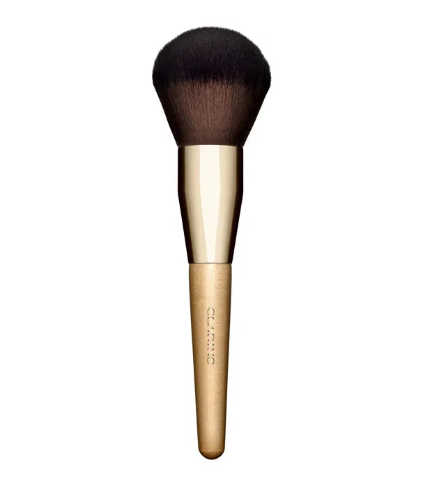 מברשת איפור מקצועית של CLARINS עם ידית זהב, מוצר יופי ממותג מוביל בחנות CHOZEN