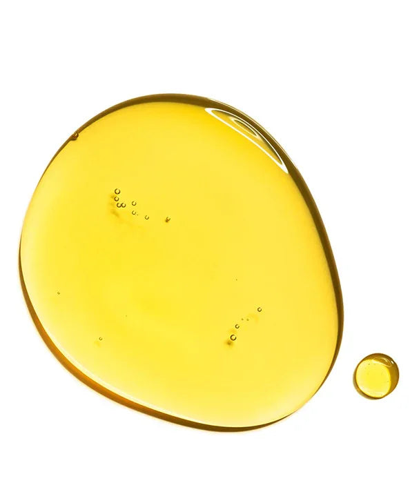 טיפת שמן זהוב עם בועות על רקע לבן, צילום מוצר קוסמטיקה של קבוצת אלפא CHOZEN