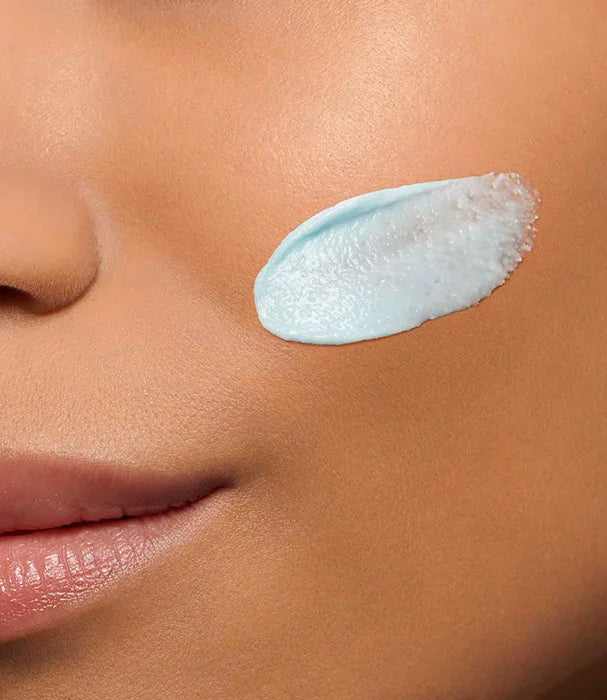 קרם פנים כחול מטונף על לחי של אישה, מוצר טיפוח עור יוקרתי מבית CHOZEN