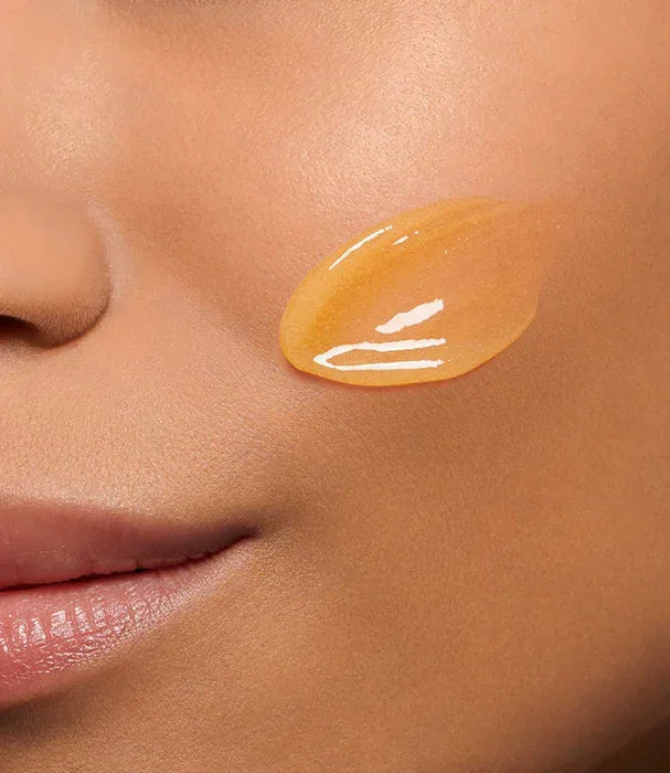 טיפוח עור הפנים, מריחה של מסכה או קרם כתום על לחי, CHOZEN מותגים מובילים