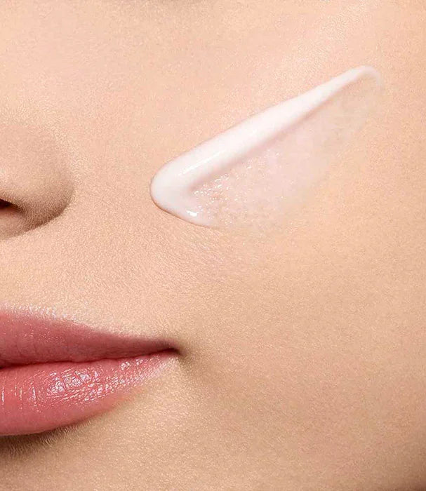 קרם לחות לפנים על עור חלק, מבית המותגים המובילים ב-CHOZEN