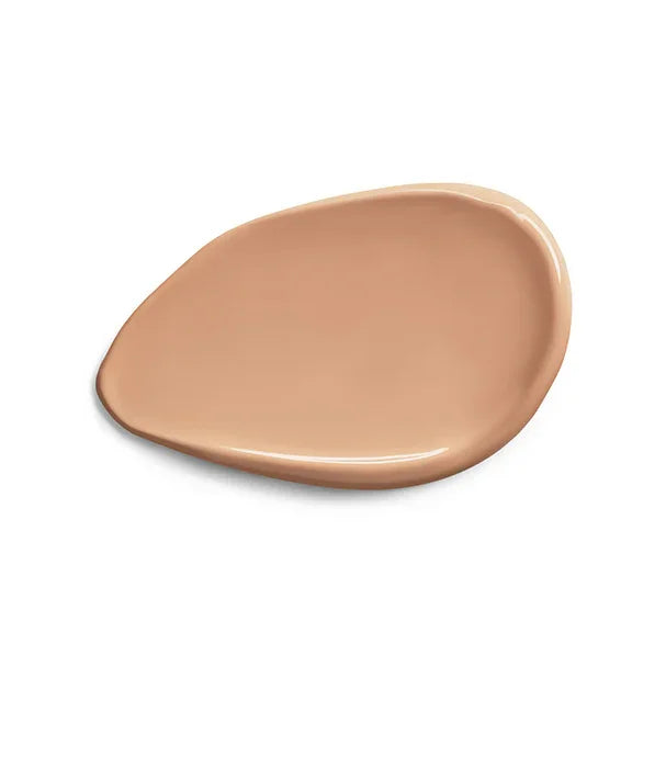 מריחה של מייקאפ בגוון בז' על רקע לבן, מוצר קוסמטיקה של CHOZEN