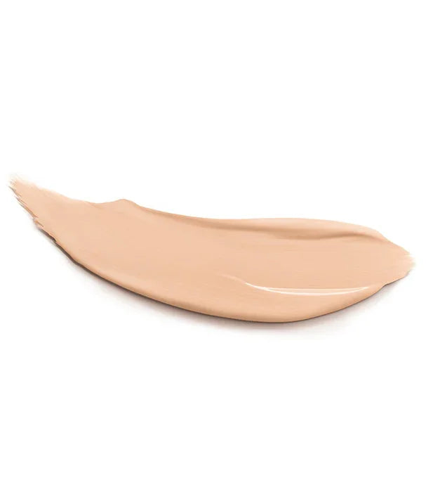 מריחה של מייקאפ בגוון בהיר על רקע לבן, מותג איפור מוביל מבית קבוצת אלפא CHOZEN