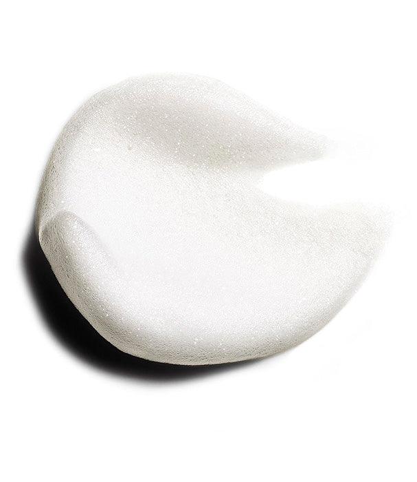 קצף ניקוי לבן של מותג יופי בינלאומי, מוצג מקרוב על רקע לבן, CHOZEN