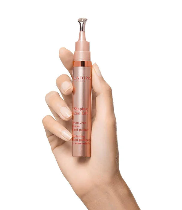 יד מחזיקה סרום Clarins Shaping Facial Lift, מוצר טיפוח יוקרה מהמותגים המובילים ב-CHOZEN