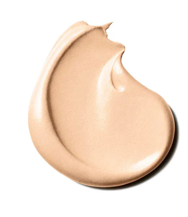 מריחה של מייקאפ נוזלי בגוון בהיר על רקע לבן, קוסמטיקה יוקרתית באתר CHOZEN