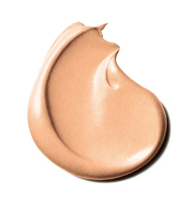 מריחת מייקאפ בגוון בז' על רקע לבן, מוצר קוסמטי מוביל מבית CHOZEN