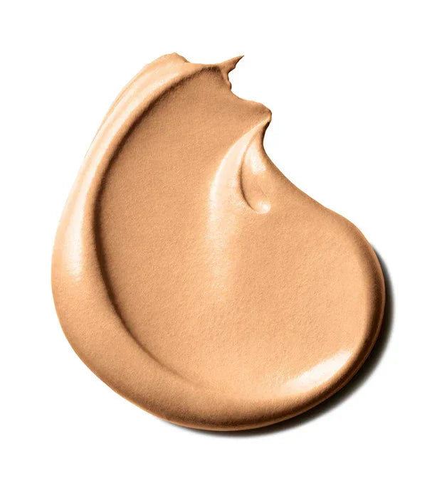 מריחה של מייקאפ נוזלי בגוון טבעי, מוצר איפור יוקרתי מבית CHOZEN, על רקע לבן